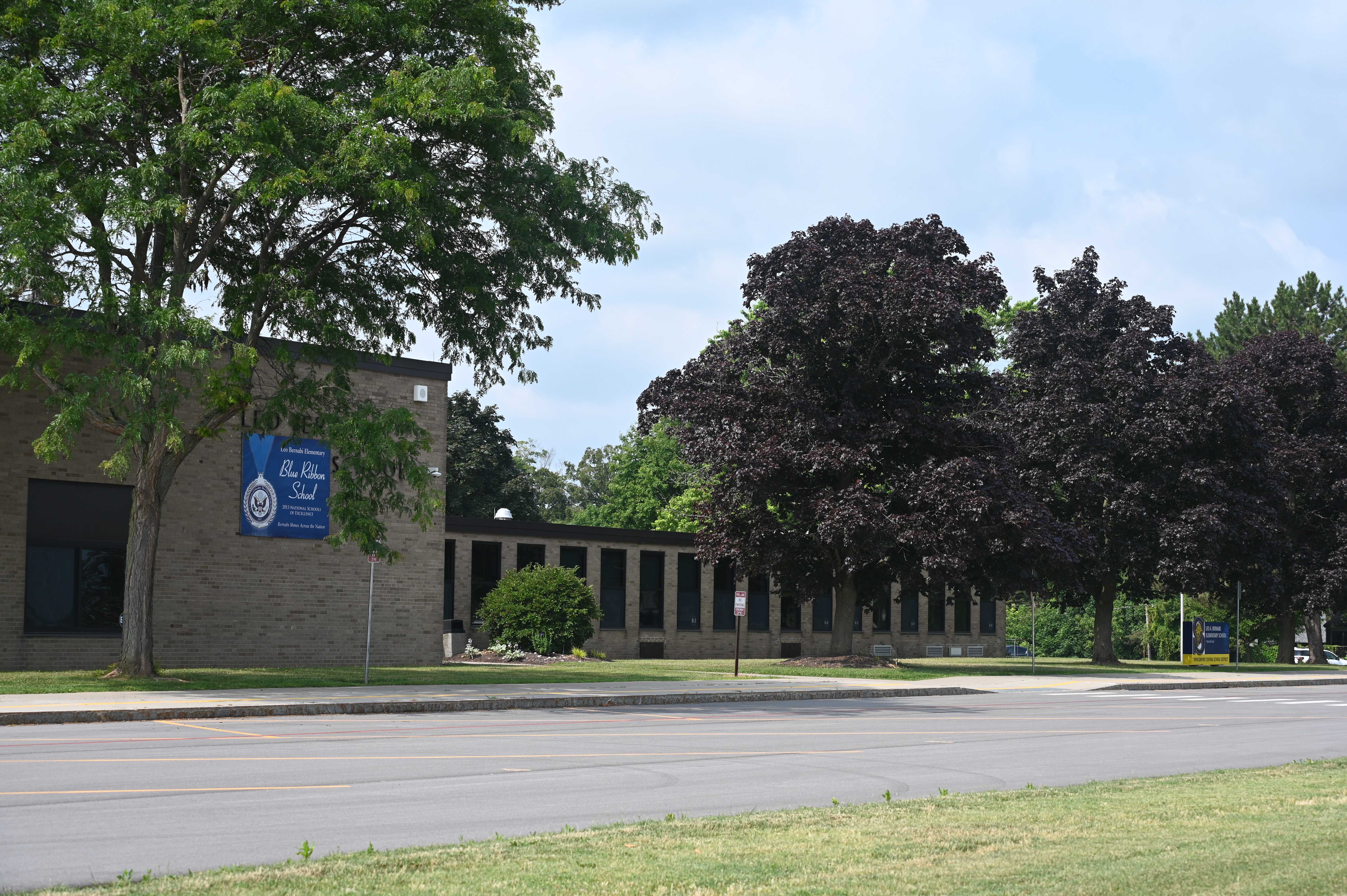 Bernabi Elementary School exterior photo